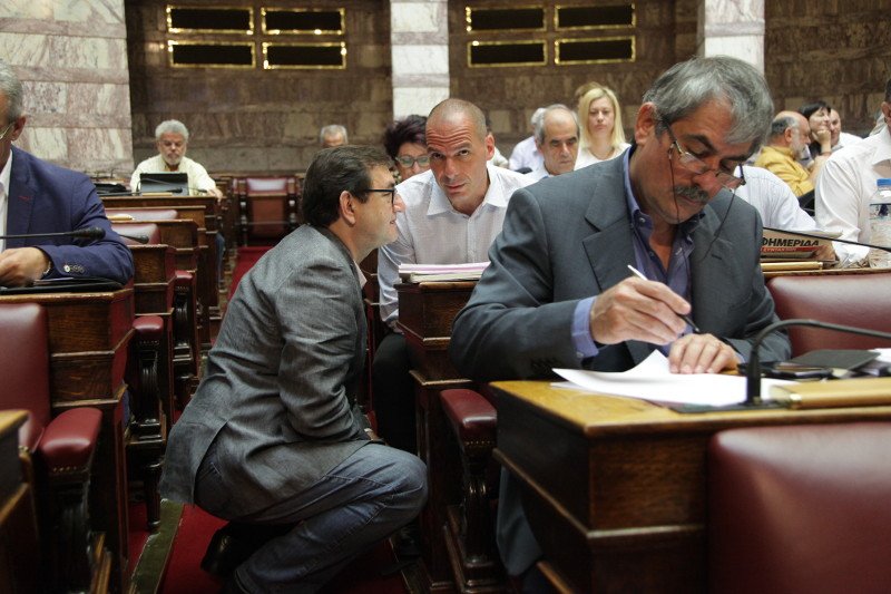 Νταούλια πολέμου στη Βουλή: Πηγαδάκια, αγωνία Τσακαλώτου, ο cool Βαρουφάκης [εικόνες] | iefimerida.gr 13