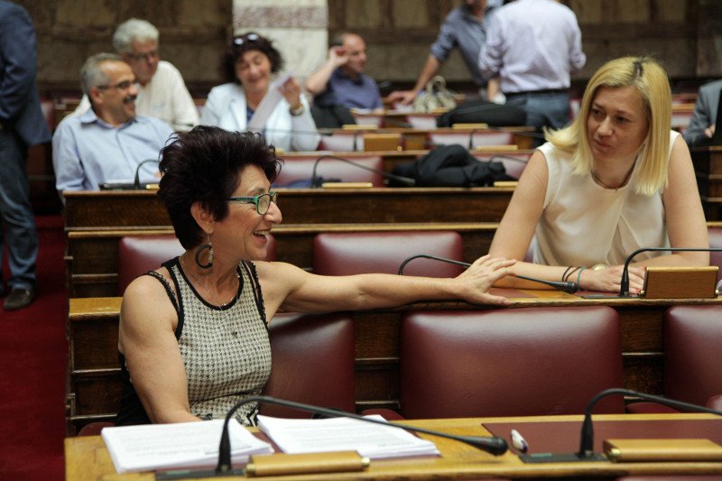 Νταούλια πολέμου στη Βουλή: Πηγαδάκια, αγωνία Τσακαλώτου, ο cool Βαρουφάκης [εικόνες] | iefimerida.gr 16