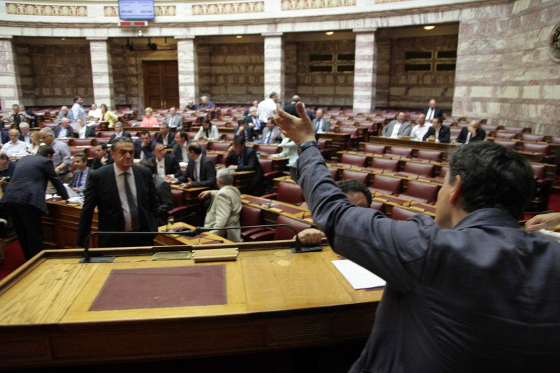 Νταούλια πολέμου στη Βουλή: Πηγαδάκια, αγωνία Τσακαλώτου, ο cool Βαρουφάκης [εικόνες] | iefimerida.gr 3