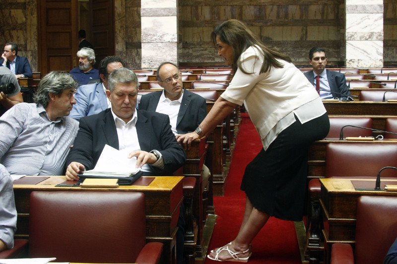 Νταούλια πολέμου στη Βουλή: Πηγαδάκια, αγωνία Τσακαλώτου, ο cool Βαρουφάκης [εικόνες] | iefimerida.gr 18