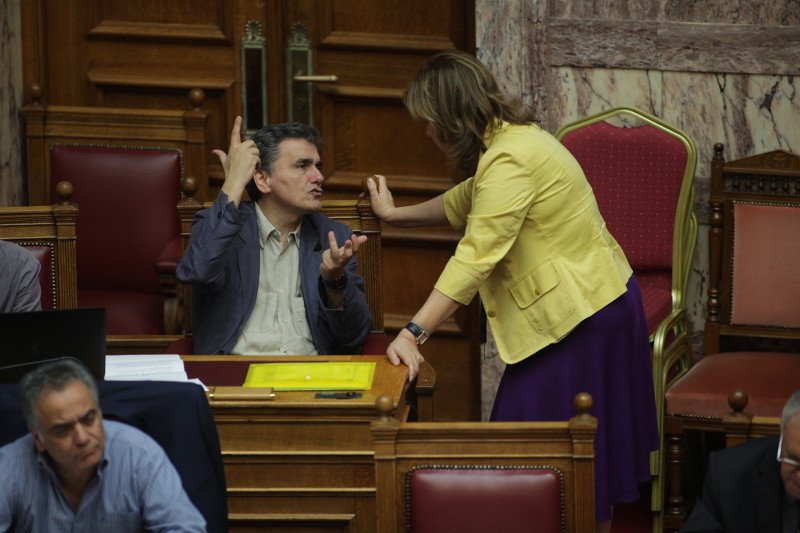 Νταούλια πολέμου στη Βουλή: Πηγαδάκια, αγωνία Τσακαλώτου, ο cool Βαρουφάκης [εικόνες] | iefimerida.gr 8