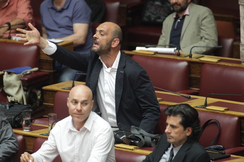 Νταούλια πολέμου στη Βουλή: Πηγαδάκια, αγωνία Τσακαλώτου, ο cool Βαρουφάκης [εικόνες] | iefimerida.gr 32