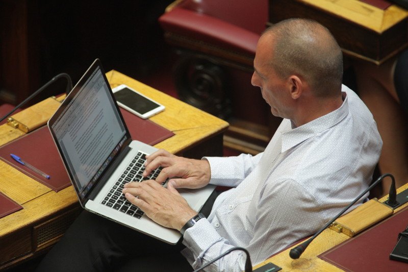 Νταούλια πολέμου στη Βουλή: Πηγαδάκια, αγωνία Τσακαλώτου, ο cool Βαρουφάκης [εικόνες] | iefimerida.gr 14