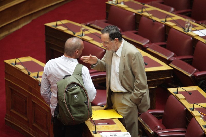 Νταούλια πολέμου στη Βουλή: Πηγαδάκια, αγωνία Τσακαλώτου, ο cool Βαρουφάκης [εικόνες] | iefimerida.gr 1