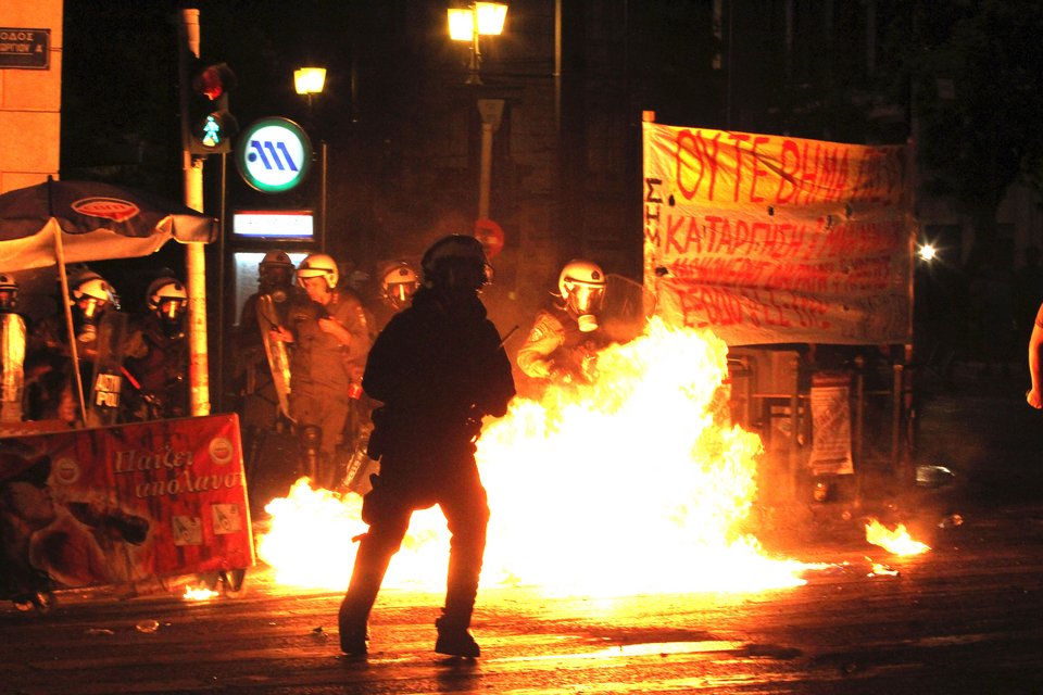Επεισόδια με μολότοφ και χημικά στο κέντρο της Αθήνας -Εκαψαν βαν τηλεοπτικού σταθμού [εικόνες & βίντεο] | iefimerida.gr 6
