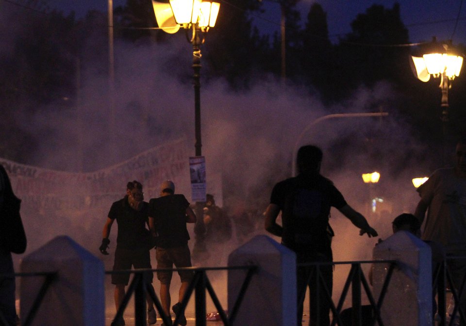 Επεισόδια με μολότοφ και χημικά στο κέντρο της Αθήνας -Εκαψαν βαν τηλεοπτικού σταθμού [εικόνες & βίντεο] | iefimerida.gr 5