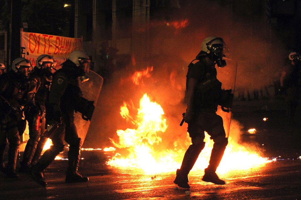 Επεισόδια με μολότοφ και χημικά στο κέντρο της Αθήνας -Εκαψαν βαν τηλεοπτικού σταθμού [εικόνες & βίντεο] | iefimerida.gr 4