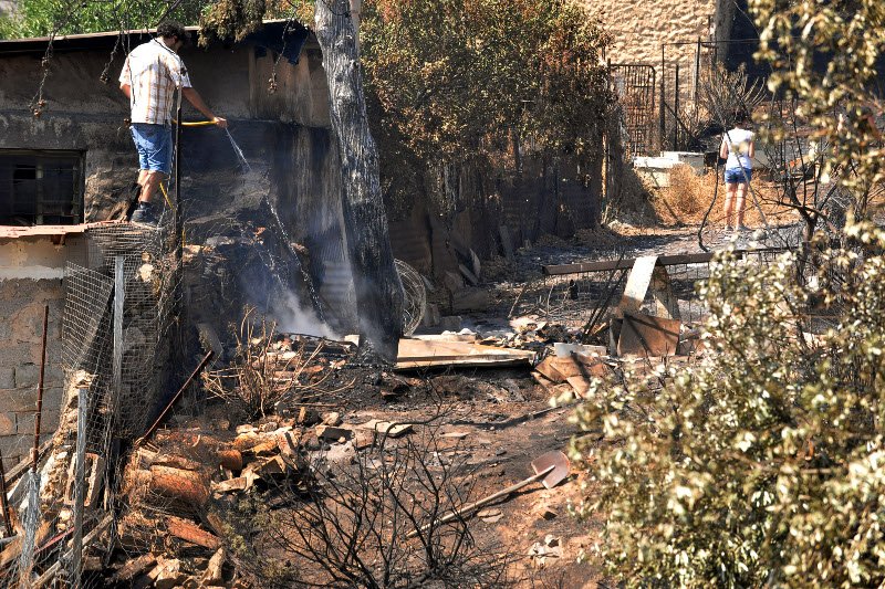 Kάηκε η Ελλάδα: Στο έλεος της φωτιάς Υμηττός και Νεάπολη [εικόνες & βίντεο] | iefimerida.gr 2