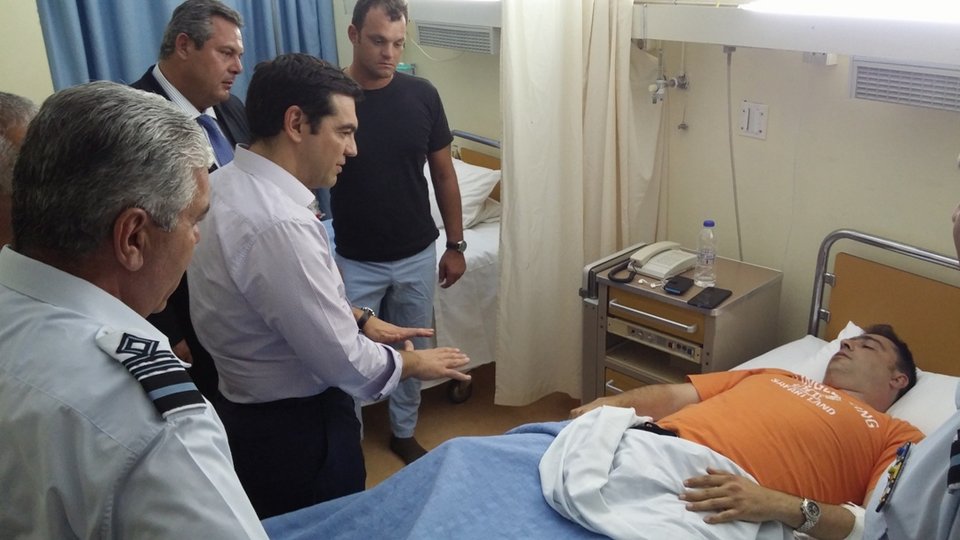 Τους άτυχους πιλότους του Καναντέρ επισκέφθηκαν Τσίπρας - Καμμένος [εικόνες] | iefimerida.gr 2
