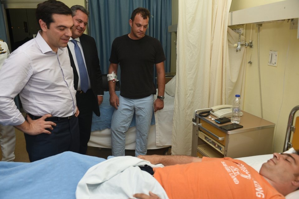 Τους άτυχους πιλότους του Καναντέρ επισκέφθηκαν Τσίπρας - Καμμένος [εικόνες] | iefimerida.gr 0