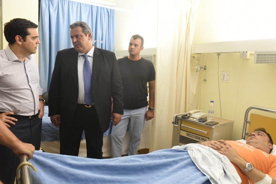 Τους άτυχους πιλότους του Καναντέρ επισκέφθηκαν Τσίπρας - Καμμένος [εικόνες] | iefimerida.gr 1