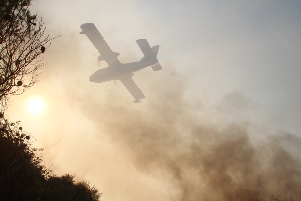 Σε ύφεση η πυρκαγιά στη Στροφυλιά [εικόνες]  | iefimerida.gr 3