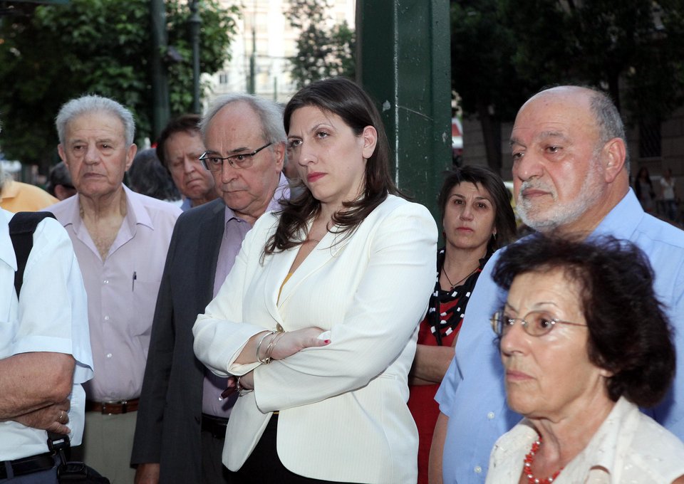 Στη Βουλή «καίγονται» και η Ζωή φωτογραφίζεται στο μνημείο του Πέτρουλα [εικόνες] | iefimerida.gr 5