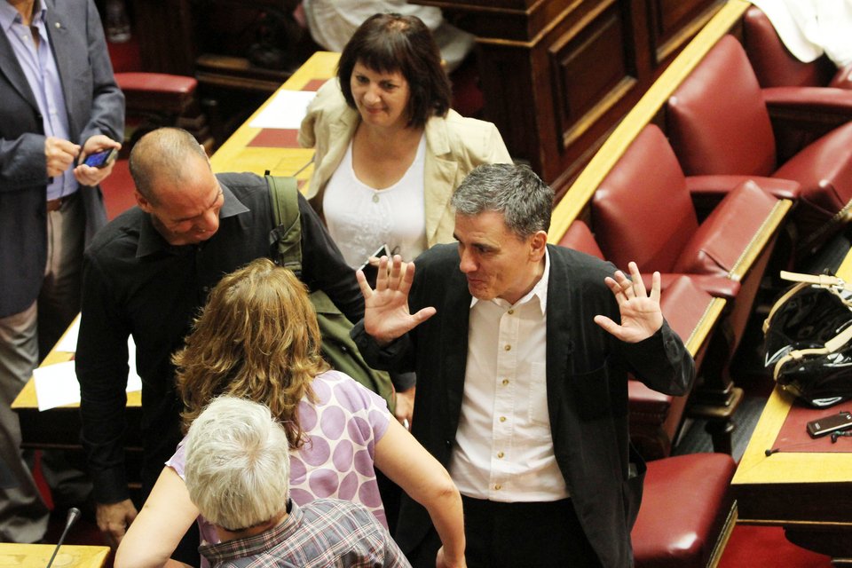 Ο Βαρουφάκης χαϊδεύει το κεφάλι του Τσακαλώτου -Με ειρωνεία [εικόνες] | iefimerida.gr 2