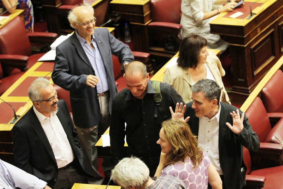 Ο Βαρουφάκης χαϊδεύει το κεφάλι του Τσακαλώτου -Με ειρωνεία [εικόνες] | iefimerida.gr 3