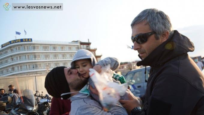 Kαθηλωτικό: Μετανάστης που νόμιζε πως το παιδί του πνίγηκε, ξαφνικά το αντικρίζει ζωντανό στη Μυτιλήνη [εικόνες] | iefimerida.gr 0