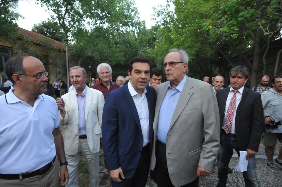 Μία μαλώνουν και μία αγκαλιάζονται Τσίπρας και Ζωή [εικόνες & βίντεο] | iefimerida.gr 8