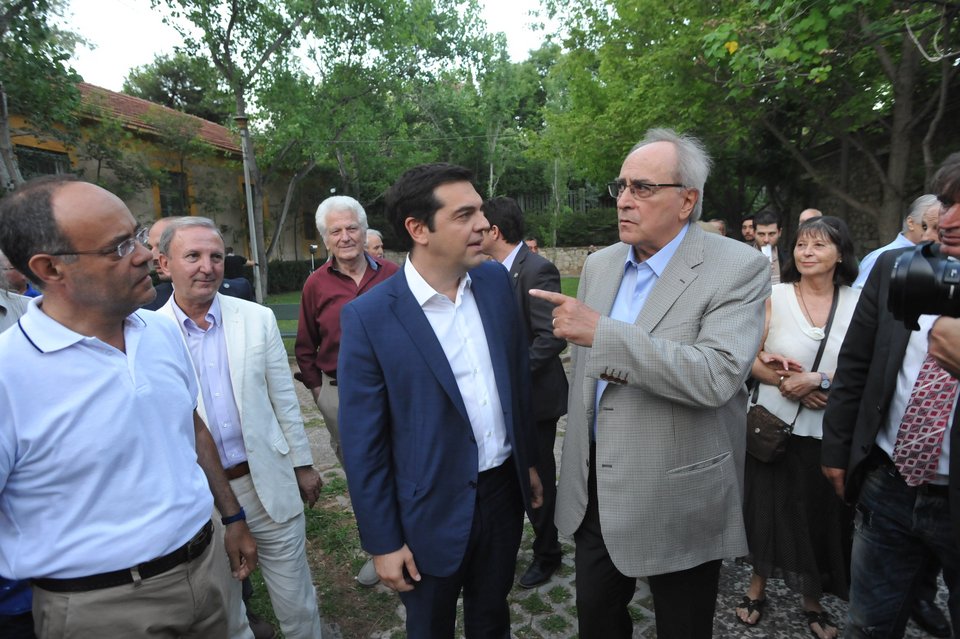 Μία μαλώνουν και μία αγκαλιάζονται Τσίπρας και Ζωή [εικόνες & βίντεο] | iefimerida.gr 7