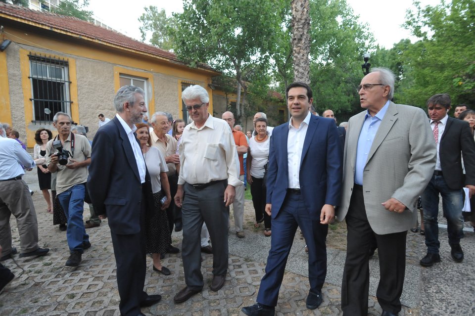 Μία μαλώνουν και μία αγκαλιάζονται Τσίπρας και Ζωή [εικόνες & βίντεο] | iefimerida.gr 6