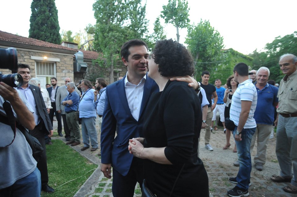 Μία μαλώνουν και μία αγκαλιάζονται Τσίπρας και Ζωή [εικόνες & βίντεο] | iefimerida.gr 5