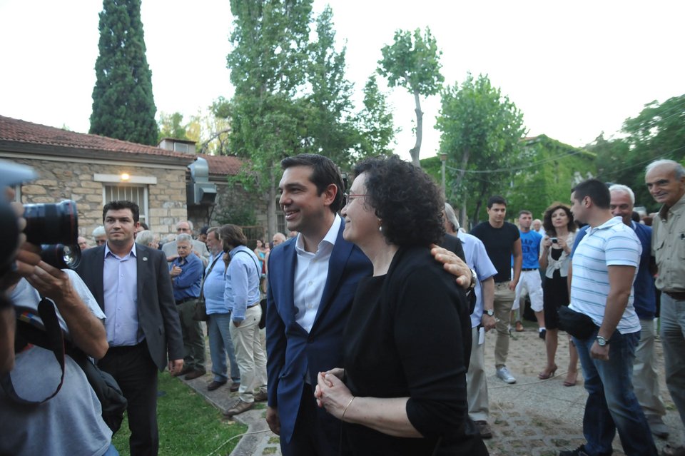 Μία μαλώνουν και μία αγκαλιάζονται Τσίπρας και Ζωή [εικόνες & βίντεο] | iefimerida.gr 4