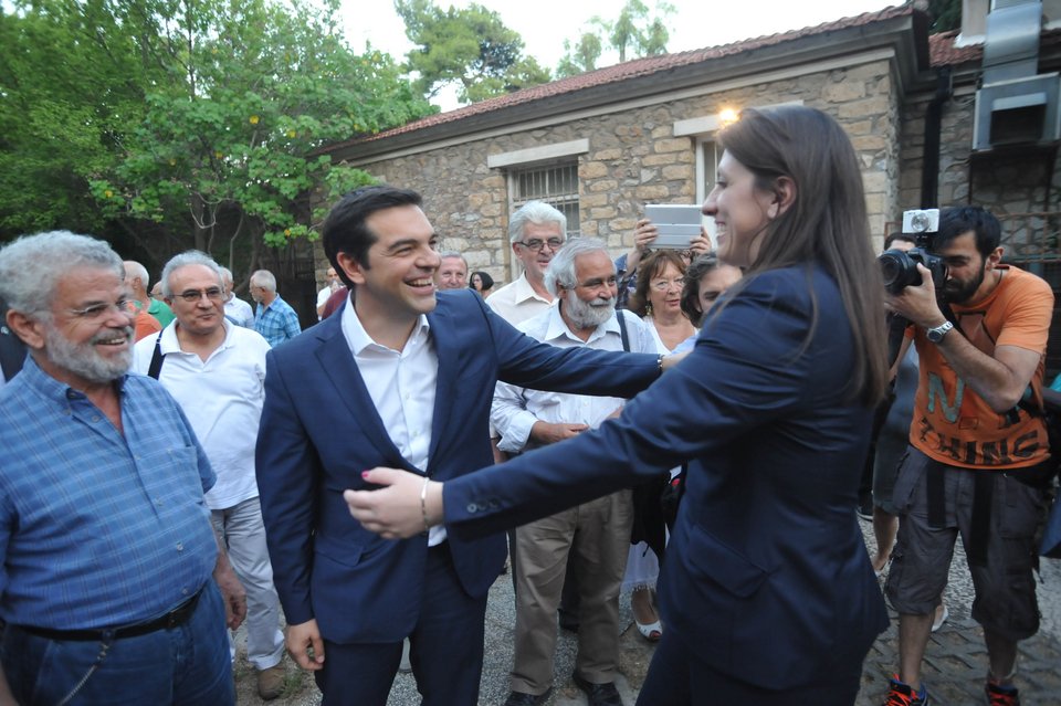 Μία μαλώνουν και μία αγκαλιάζονται Τσίπρας και Ζωή [εικόνες & βίντεο] | iefimerida.gr 2