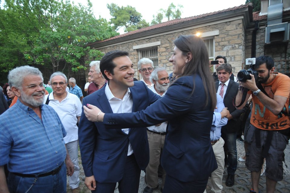 Μία μαλώνουν και μία αγκαλιάζονται Τσίπρας και Ζωή [εικόνες & βίντεο] | iefimerida.gr 1