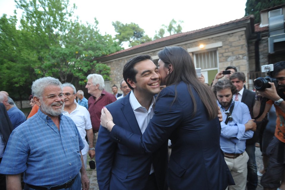 Μία μαλώνουν και μία αγκαλιάζονται Τσίπρας και Ζωή [εικόνες & βίντεο] | iefimerida.gr 3
