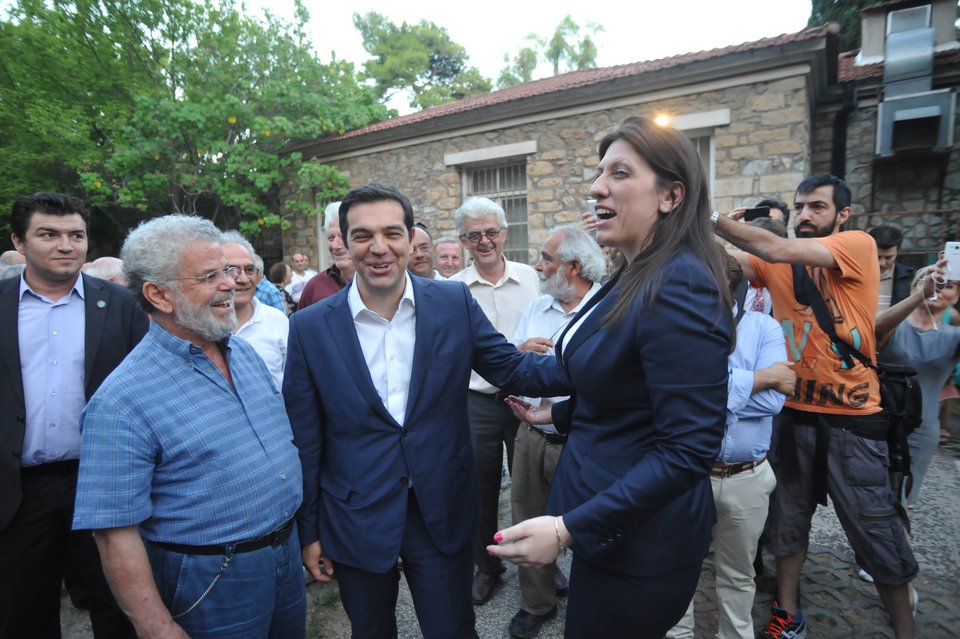 Μία μαλώνουν και μία αγκαλιάζονται Τσίπρας και Ζωή [εικόνες & βίντεο] | iefimerida.gr 0