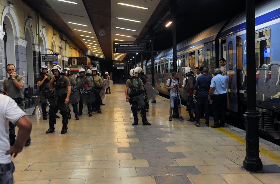 100 αντιεξουσιαστές μπήκαν σε τρένο χωρίς εισιτήριο -Φώναξαν τα ΜΑΤ για να τους βγάλουν [εικόνες] | iefimerida.gr 3