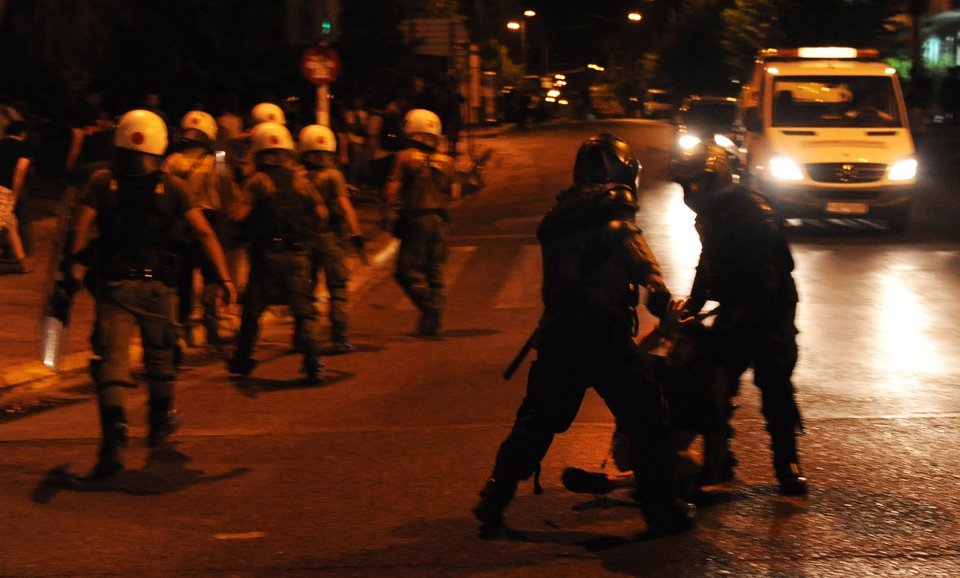 100 αντιεξουσιαστές μπήκαν σε τρένο χωρίς εισιτήριο -Φώναξαν τα ΜΑΤ για να τους βγάλουν [εικόνες] | iefimerida.gr 6