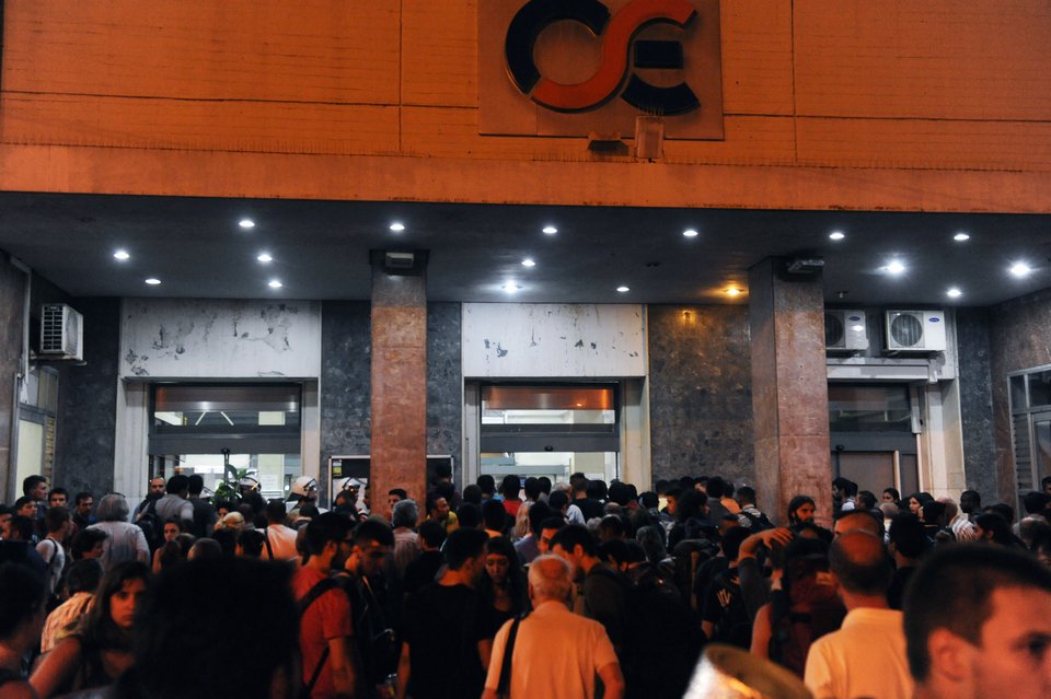 100 αντιεξουσιαστές μπήκαν σε τρένο χωρίς εισιτήριο -Φώναξαν τα ΜΑΤ για να τους βγάλουν [εικόνες] | iefimerida.gr 7