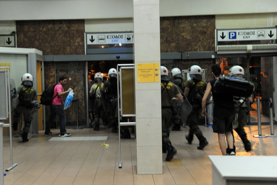 100 αντιεξουσιαστές μπήκαν σε τρένο χωρίς εισιτήριο -Φώναξαν τα ΜΑΤ για να τους βγάλουν [εικόνες] | iefimerida.gr 5
