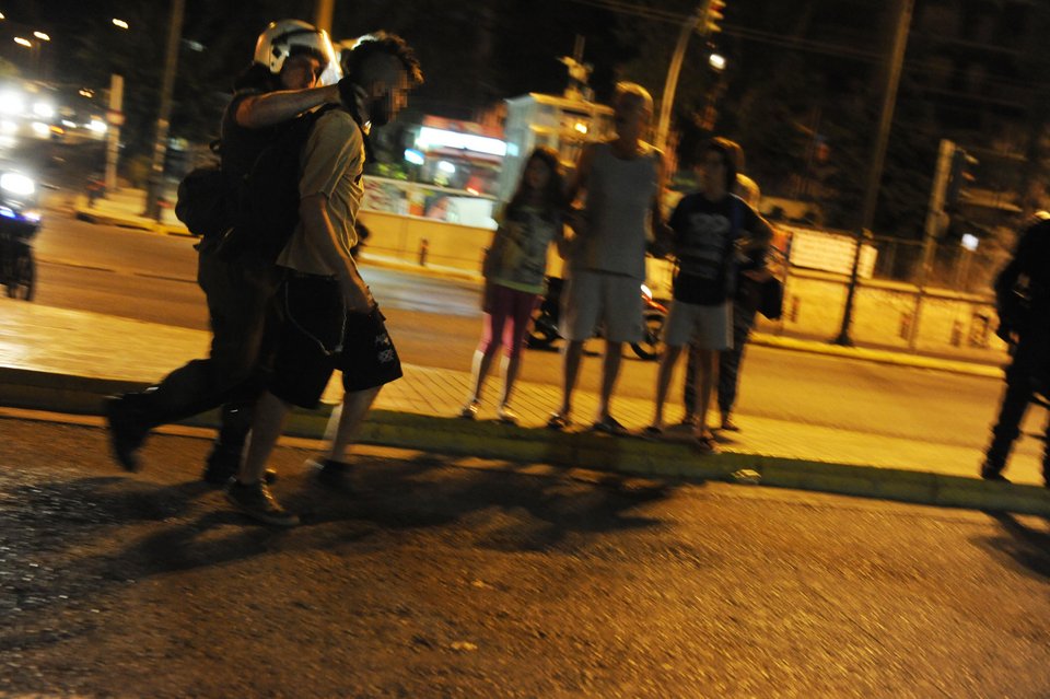 100 αντιεξουσιαστές μπήκαν σε τρένο χωρίς εισιτήριο -Φώναξαν τα ΜΑΤ για να τους βγάλουν [εικόνες] | iefimerida.gr 4