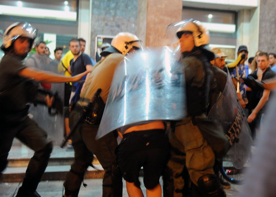 100 αντιεξουσιαστές μπήκαν σε τρένο χωρίς εισιτήριο -Φώναξαν τα ΜΑΤ για να τους βγάλουν [εικόνες] | iefimerida.gr 2