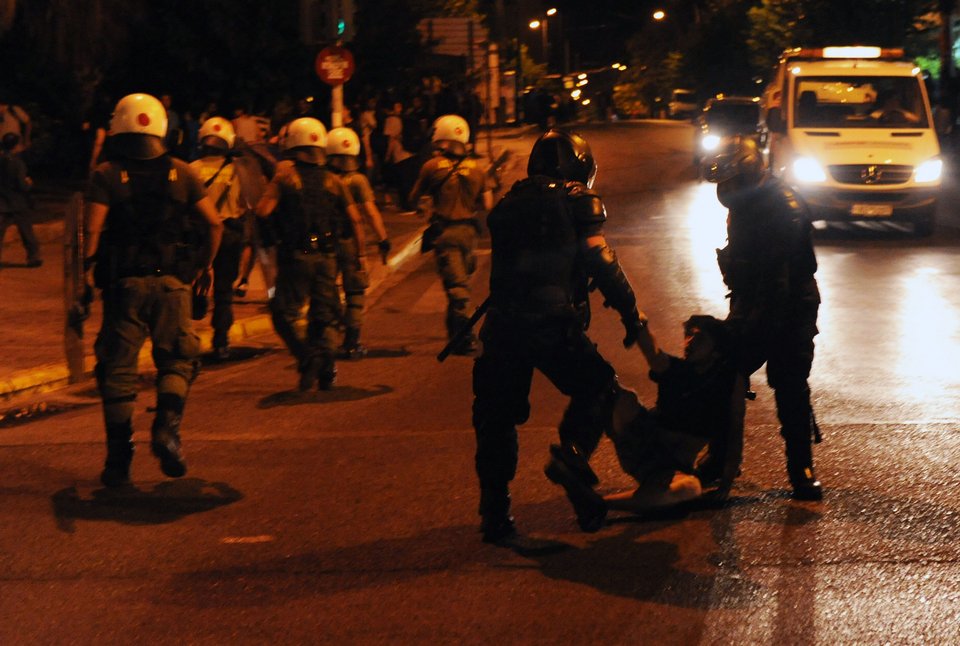 100 αντιεξουσιαστές μπήκαν σε τρένο χωρίς εισιτήριο -Φώναξαν τα ΜΑΤ για να τους βγάλουν [εικόνες] | iefimerida.gr 1