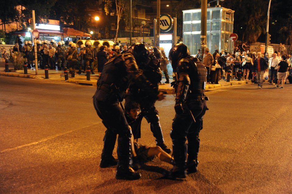 100 αντιεξουσιαστές μπήκαν σε τρένο χωρίς εισιτήριο -Φώναξαν τα ΜΑΤ για να τους βγάλουν [εικόνες] | iefimerida.gr 0