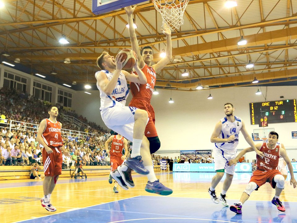 Σήκωσαν το Ευρωπαϊκό οι Εφηβοι! [εικόνες] | iefimerida.gr 3