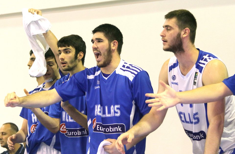 Σήκωσαν το Ευρωπαϊκό οι Εφηβοι! [εικόνες] | iefimerida.gr 2