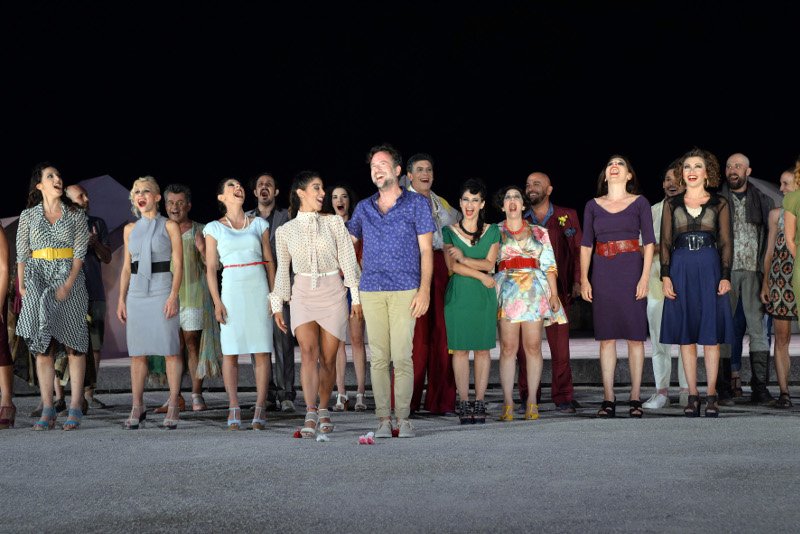 Κατάμεστο το αρχαίο θέατρο της Επιδαύρου -18.000 θεατές είδαν τις «Εκκλησιάζουσες» [εικόνες] | iefimerida.gr 3