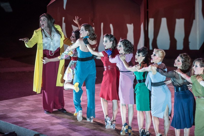 Κατάμεστο το αρχαίο θέατρο της Επιδαύρου -18.000 θεατές είδαν τις «Εκκλησιάζουσες» [εικόνες] | iefimerida.gr 4