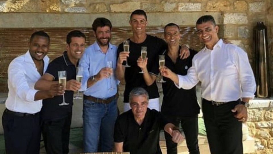 Κριστιάνο Ρονάλντο και Ανιέλι άνοιξαν σαμπάνιες στην Καλαμάτα για τη μεταγραφή στη Γιουβέντους [εικόνα] | iefimerida.gr 0