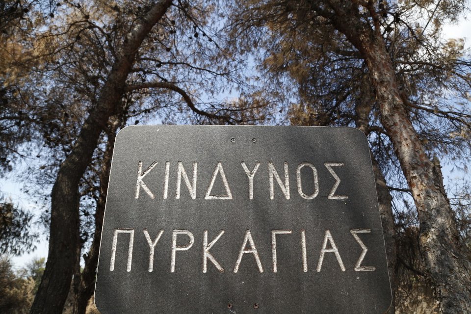 Τι άφησε πίσω της η πύρινη λαίλαπα στην Βαρυμπόμπη [εικόνες] | iefimerida.gr 4