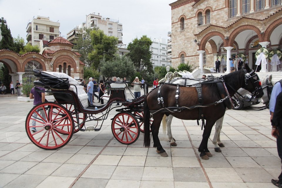 Με μία άμαξα με δυο άλογα το τελευταίο «αντίο» στον Κώστα Βίρβο [εικόνες]  | iefimerida.gr 0