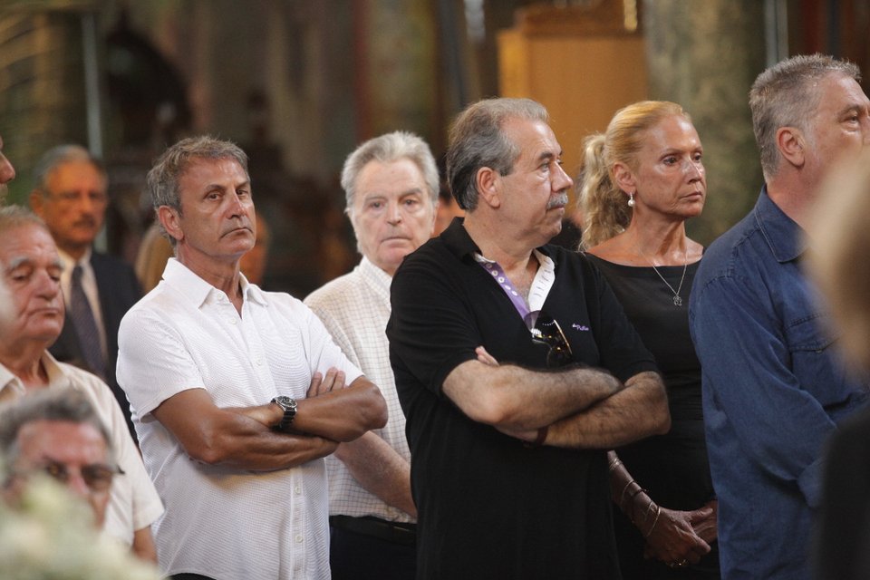 Με μία άμαξα με δυο άλογα το τελευταίο «αντίο» στον Κώστα Βίρβο [εικόνες]  | iefimerida.gr 4