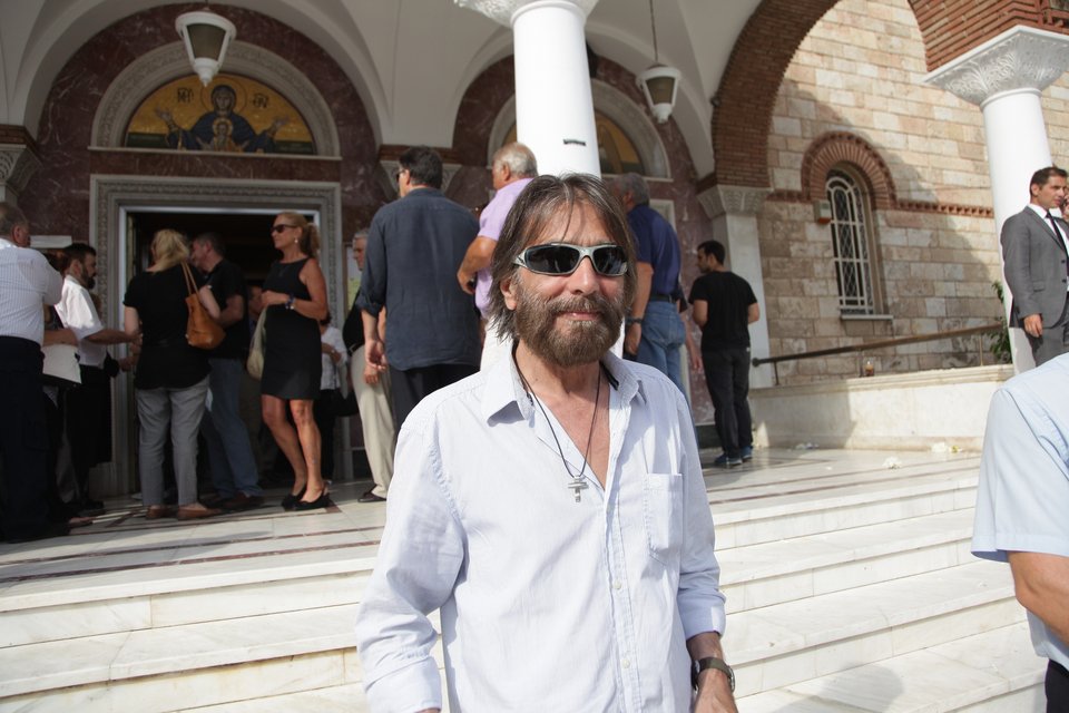 Με μία άμαξα με δυο άλογα το τελευταίο «αντίο» στον Κώστα Βίρβο [εικόνες]  | iefimerida.gr 6