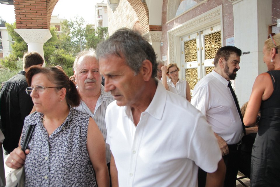 Με μία άμαξα με δυο άλογα το τελευταίο «αντίο» στον Κώστα Βίρβο [εικόνες]  | iefimerida.gr 7