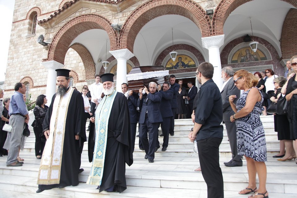Με μία άμαξα με δυο άλογα το τελευταίο «αντίο» στον Κώστα Βίρβο [εικόνες]  | iefimerida.gr 2