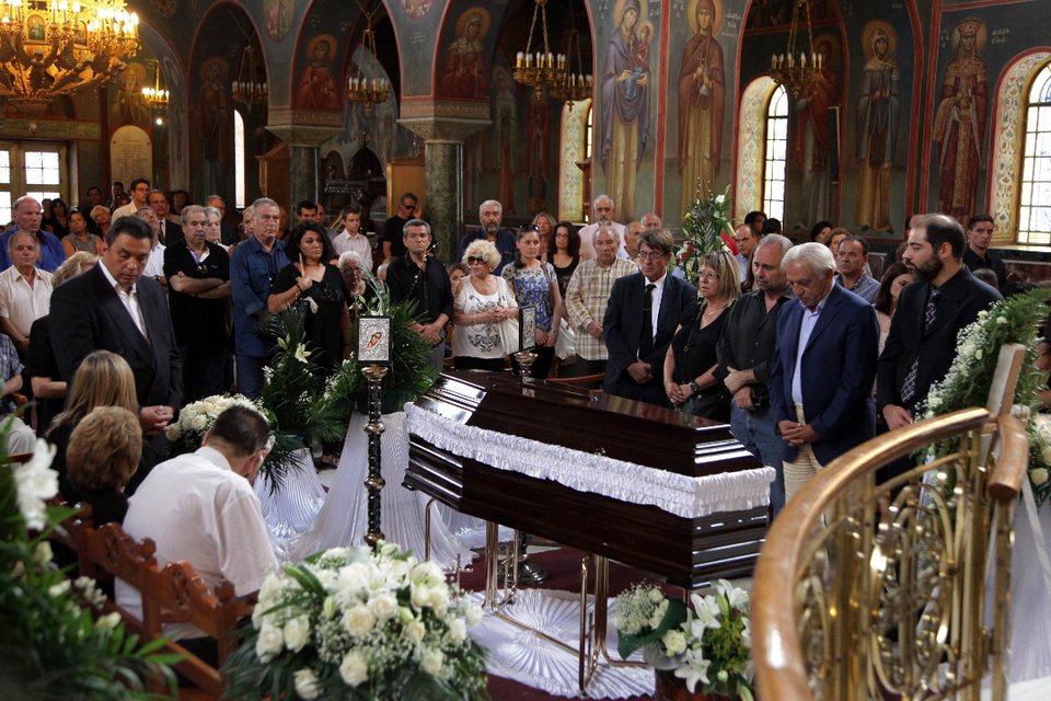 Με μία άμαξα με δυο άλογα το τελευταίο «αντίο» στον Κώστα Βίρβο [εικόνες]  | iefimerida.gr 3