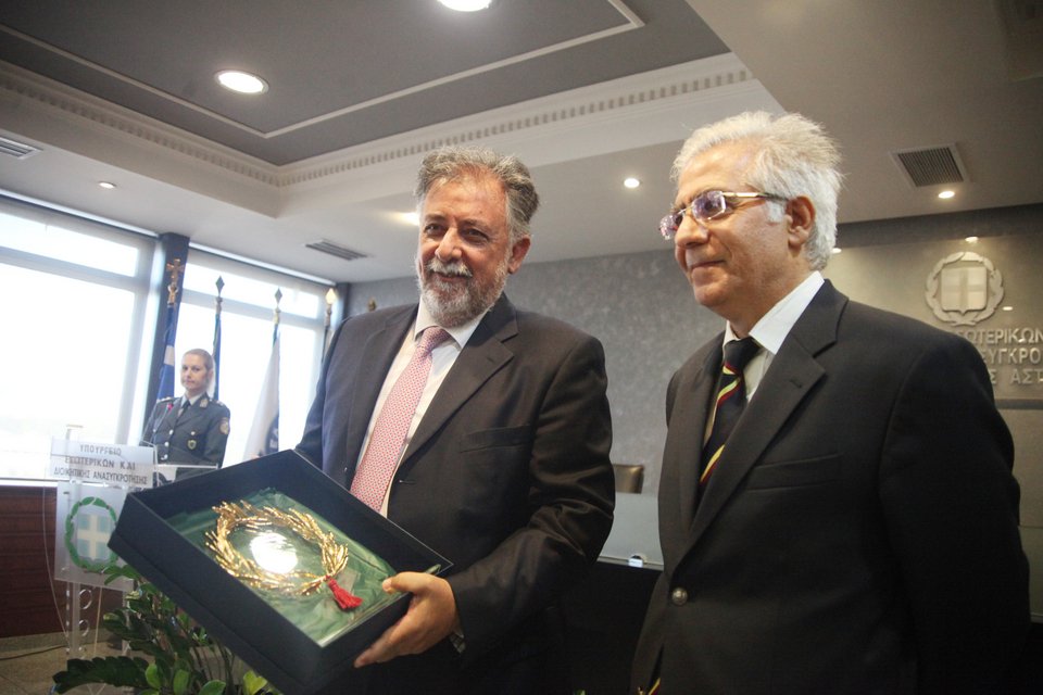 Παράδοση-παραλαβή του Πανούση: Η μυστηριώδης Σία και οι αιθέριες υπάρξεις  [εικόνες&βίντεο]  | iefimerida.gr 0